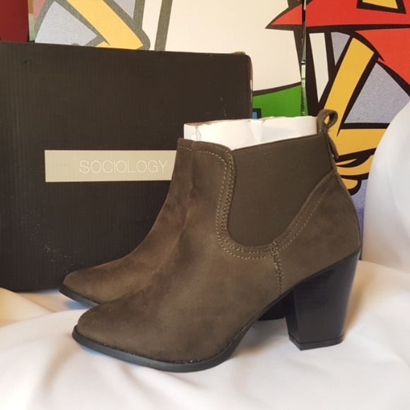 ⬇️ Sociology Olive Green Chunky Heel Booties - Picture 3 of 5